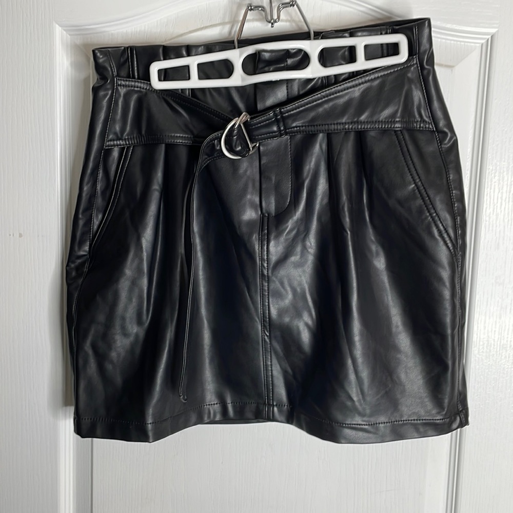 Size med faux leather black skirt
